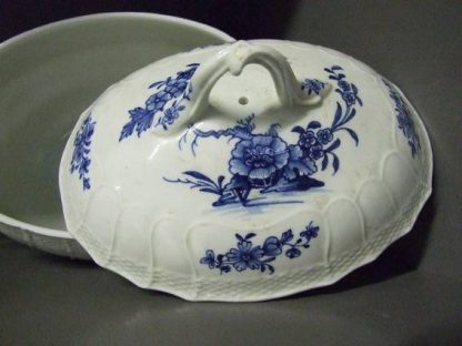 Rare soupière de veuve en porcelaine de Tournai. – Image 2