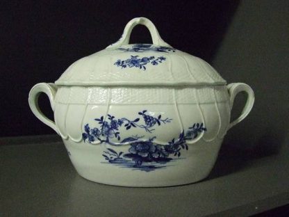 Rare soupière de veuve en porcelaine de Tournai.