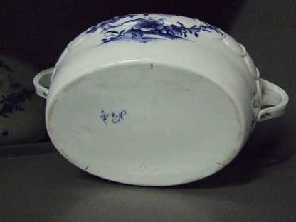 Rare soupière de veuve en porcelaine de Tournai. – Image 5