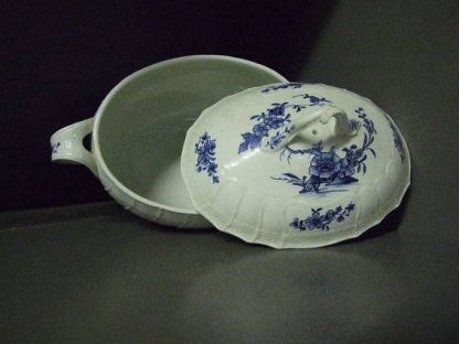Rare soupière de veuve en porcelaine de Tournai. – Image 3