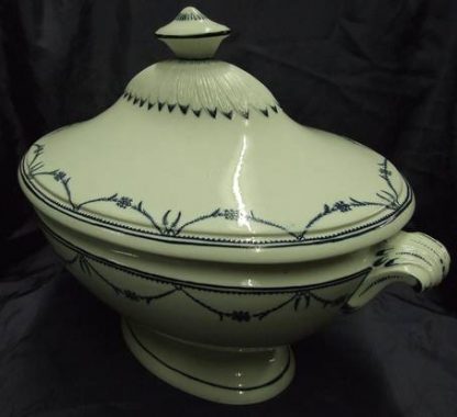 Soupière en porcelaine de Tournai décor louis xvi