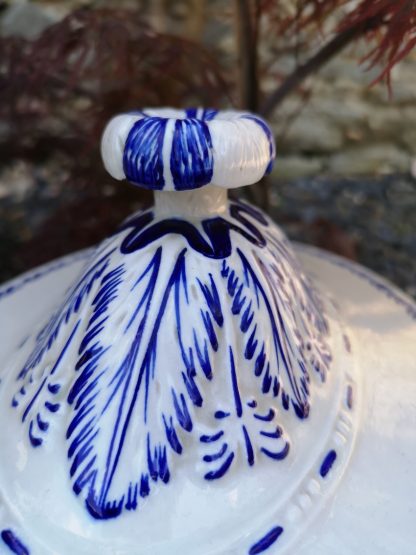 Soupière en porcelaine de Tournai décor double romarin. – Image 4