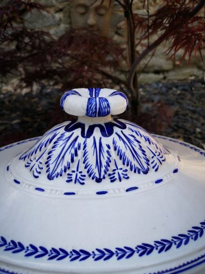 Soupière en porcelaine de Tournai décor double romarin. – Image 2