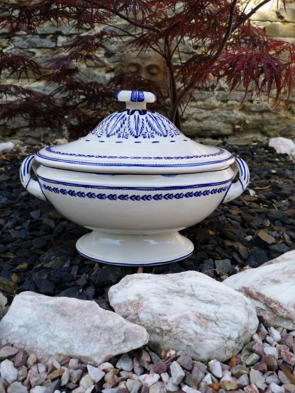 Soupière en porcelaine de Tournai décor double romarin.
