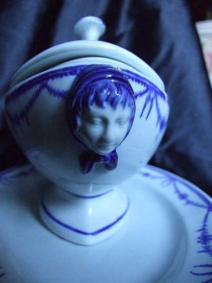 Sucrier à poudre en porcelaine de Tournai (Louis XVI) – Image 4