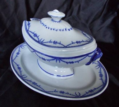 Sucrier à poudre en porcelaine de Tournai (Louis XVI)