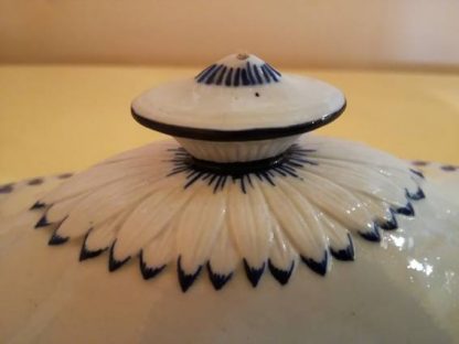 Sucrier à poudre en porcelaine de Tournai (Glands) – Image 6