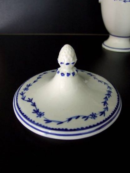 Sucrier en porcelaine de Tournai (laurier fleuri) – Image 2