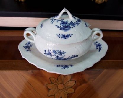 Sucrier à poudre en porcelaine de Tournai