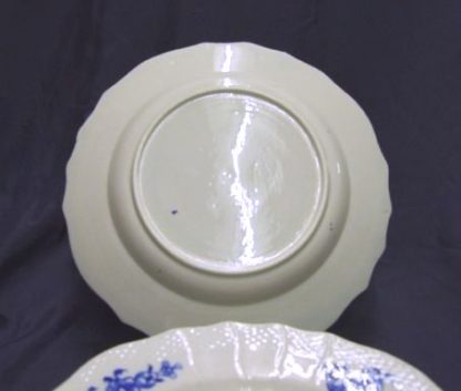 Suite de huit assiettes en porcelaine de Tournai – Image 3