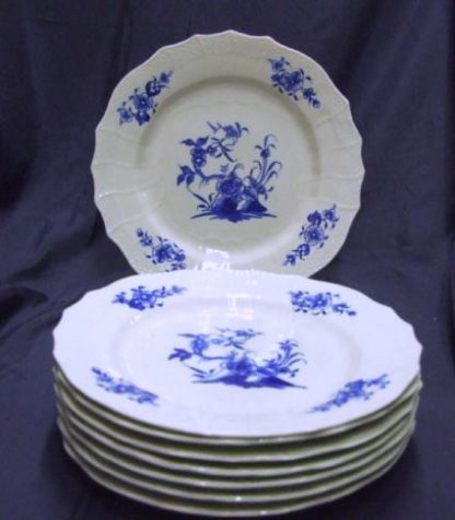 Suite de huit assiettes en porcelaine de Tournai