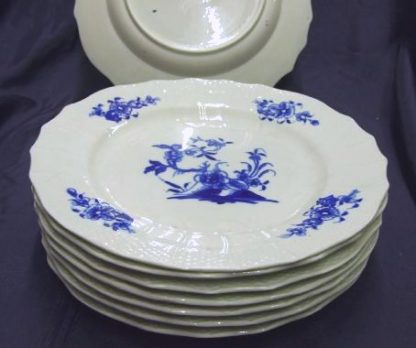 Suite de huit assiettes en porcelaine de Tournai – Image 2