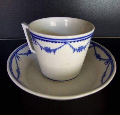 Tasse empire en porcelaine de Tournai (louis XVI)