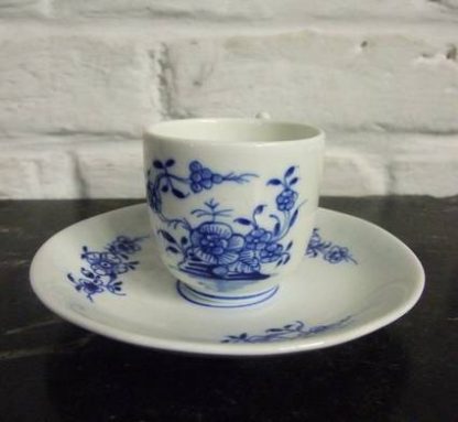 Tasse en porcelaine tendre de Tournai.