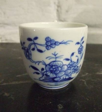 Tasse en porcelaine tendre de Tournai. – Image 4