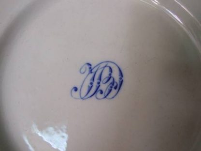 Assiette en porcelaine de Tournai (grecque+lettres) – Image 2