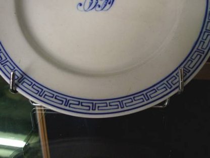 Assiette en porcelaine de Tournai (grecque+lettres) – Image 3
