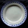 Assiette plate en porcelaine de Tournai (anneau fleuri)