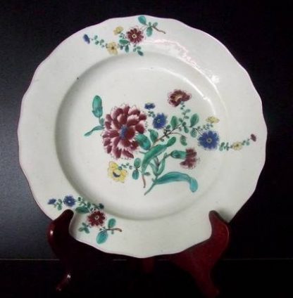 Assiette polychrome de Tournai fleurs des Indes.