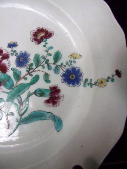 Assiette polychrome de Tournai fleurs des Indes. – Image 6