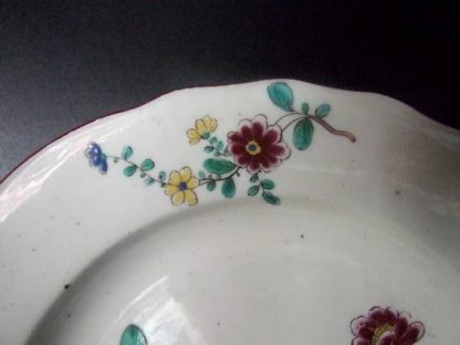 Assiette polychrome de Tournai fleurs des Indes. – Image 4