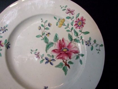 Assiette polychrome de Tournai fleurs des Indes – Image 2