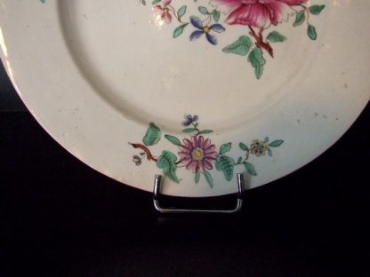 Assiette polychrome de Tournai fleurs des Indes – Image 5