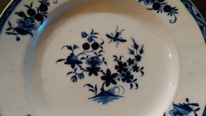 Assiette à dessert en porcelaine de Tournai à la Mouche. – Image 3