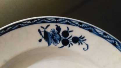 Assiette à dessert en porcelaine de Tournai à la Mouche. – Image 2