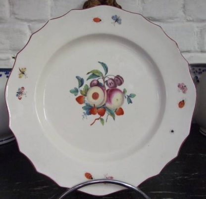 Assiette polychrome en porcelaine tendre de Tournai