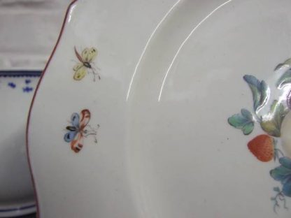 Assiette polychrome en porcelaine tendre de Tournai – Image 5