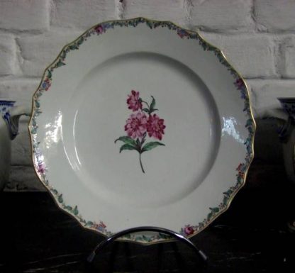 Assiette en porcelaine de Tournai polychrome (oeillet)