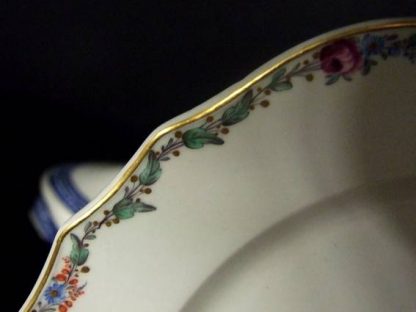 Assiette en porcelaine de Tournai polychrome (oeillet) – Image 4