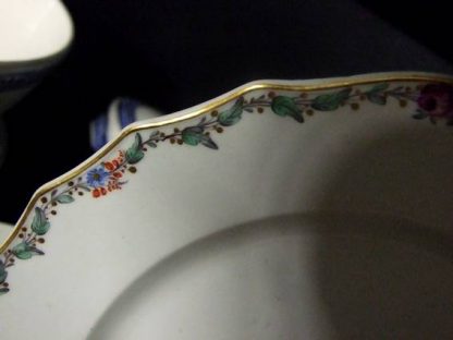 Assiette en porcelaine de Tournai polychrome (oeillet) – Image 3
