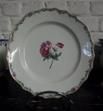 Assiette en porcelaine de Tournai polychrome (oeillet)