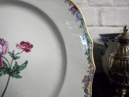Assiette en porcelaine de Tournai polychrome (oeillet) – Image 5