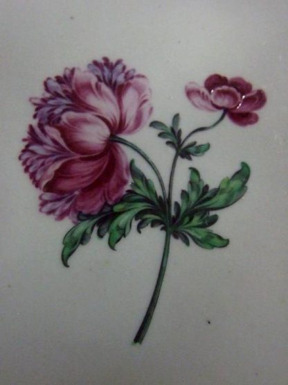 Assiette en porcelaine de Tournai polychrome (oeillet) – Image 3