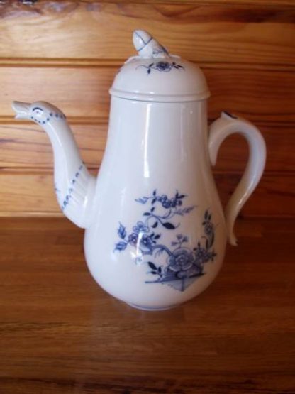Cafetière en porcelaine de Tournai décor ronda 19ième