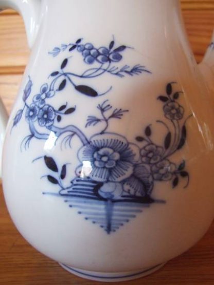 Cafetière en porcelaine de Tournai décor ronda 19ième – Image 5