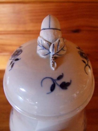 Cafetière en porcelaine de Tournai décor ronda 19ième – Image 3