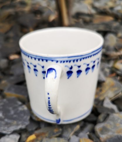 Tasse en porcelaine tendre de Tournai (glands)  – Image 2