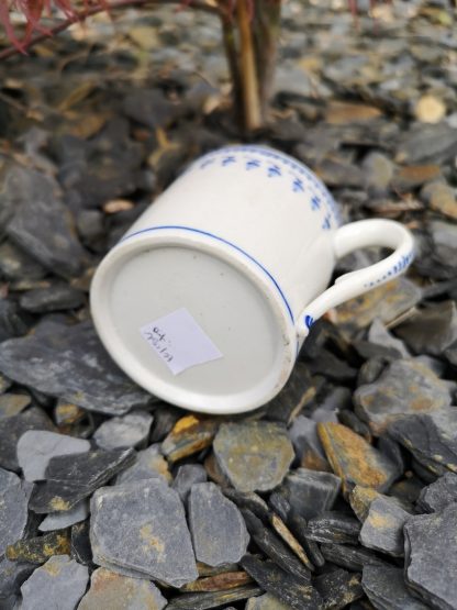 Tasse en porcelaine tendre de Tournai (glands)  – Image 3