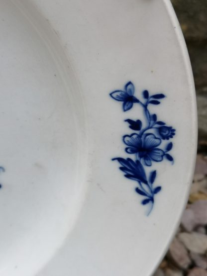 Assiette en porcelaine de Tournai décor Saint Georges – Image 3