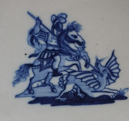 Assiette en porcelaine de Tournai décor Saint Georges – Image 2