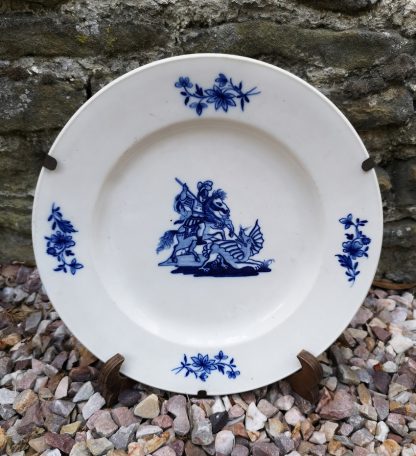 Assiette en porcelaine de Tournai décor Saint Georges