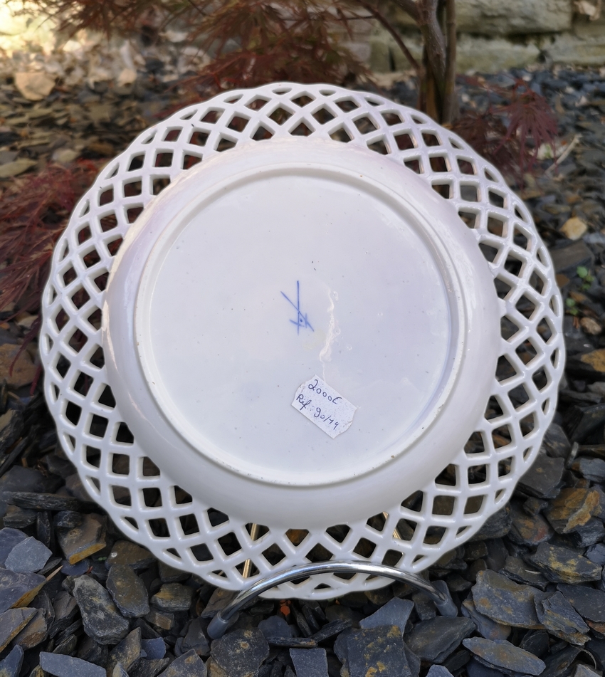 Grande Assiette Ajourée Du Portugal - Porcelaine Bleue, Motif Floral, Diamètre 23,4 Cm