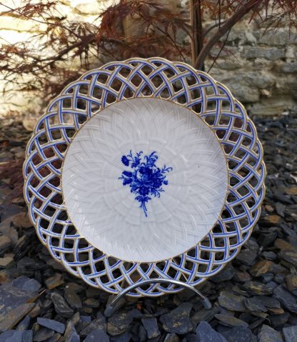 Assiette ajourée en porcelaine de Tournai.