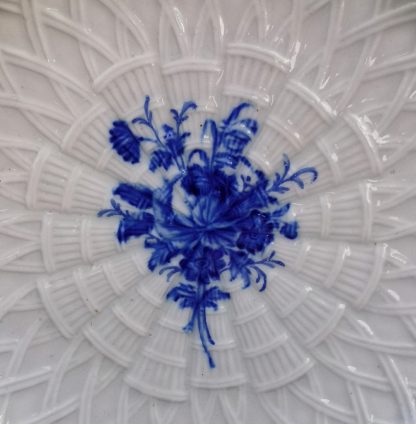 Assiette ajourée en porcelaine de Tournai. – Image 5