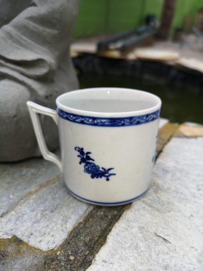 Tasse en porcelaine tendre de Tournai. – Image 5