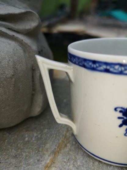 Tasse en porcelaine tendre de Tournai. – Image 3
